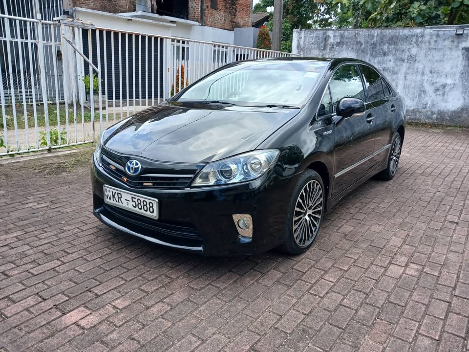 Toyota Prius Sai Hybrid AZK10